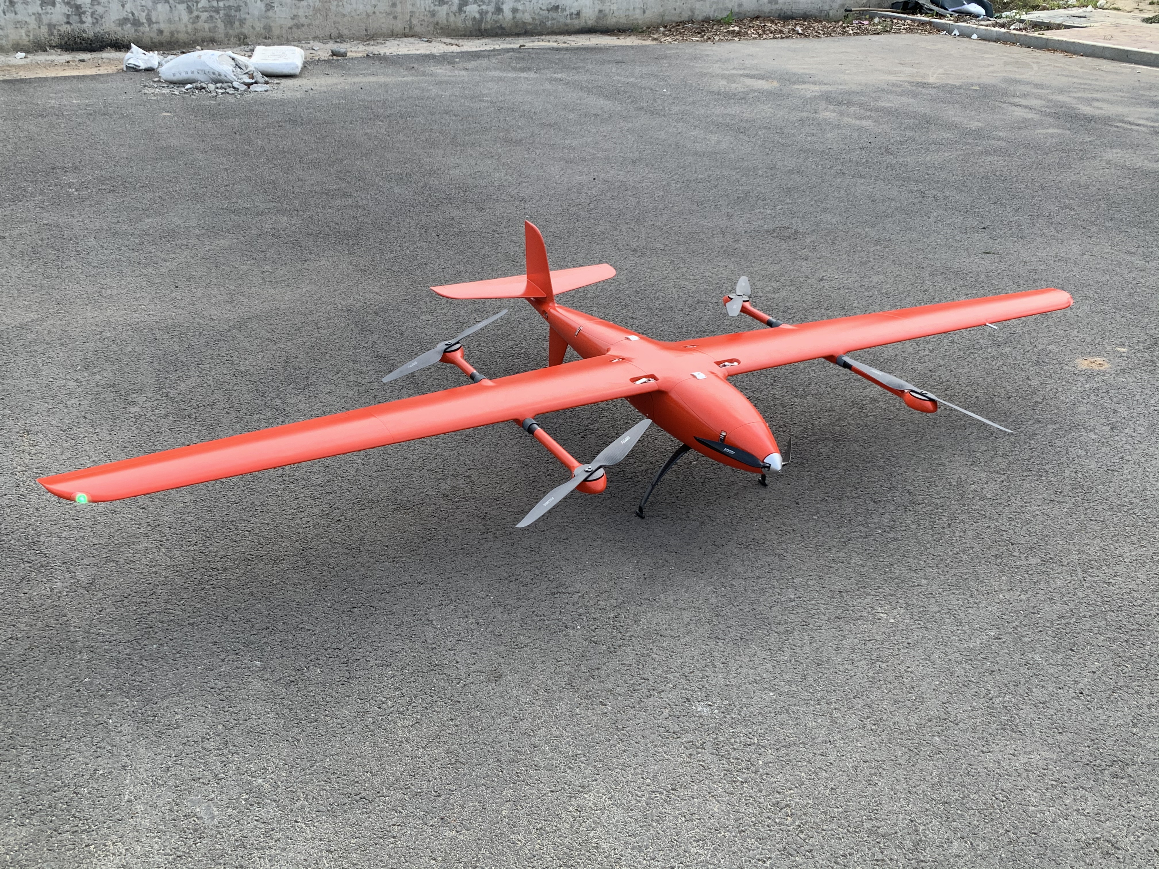 大飛機(jī)航攝(左)<a href='http://nb-yyqx.cn/typearticle/330-1.html' target='_blank' title='無(wú)人機(jī)航攝'><strong>無(wú)人機(jī)航攝</strong></a>(右)